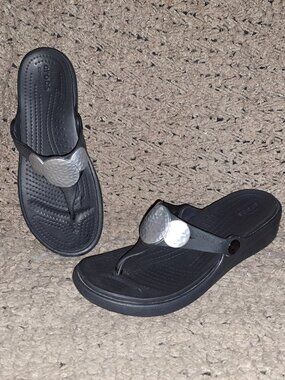 CROCS-Sanrah Wedge Sandals-Black  W/Silver Hammered Medallions- Sz 6-Near Mint